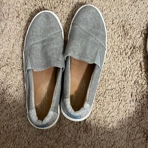 Tom’s Shoes size 8